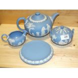 A WEDGWOOD JASPERWARE THREE PIECE TEA SERVICE TOGETHER WITH A TEAPOT STAND (4)