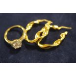 A PAIR OF SILVER / 925 EARRINGS TOGETHER WITH A GEMSET RING, BOTH GOLD PLATED - APPROX 8.7G