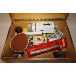 A LARGE WOODEN LIDDED BOX OF COLLECTABLES TO INCLUDE WRISTWATCHES, BROOCHES ETC.