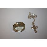 A SILVER MOUNTED BROOCH SET WITH A LARGE OVAL STONE, WITH 3.5 CM, TOGETHER WITH A CROSS PENDANT ON