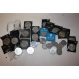 A BOX OF MODERN COMMEMORATIVE CROWNS AND OTHER COINS TO INCLUDE A £5 COIN