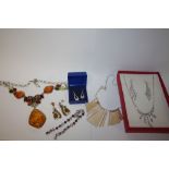 A BAG OF MODERN WHITE METAL JEWELLERY TO INCLUDE AN AMBER STYLE NECKLACE