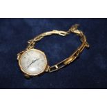 A HALLMARKED 9CT GOLD ANTIQUE WRISTWATCH ON ROLLED GOLD STRAP