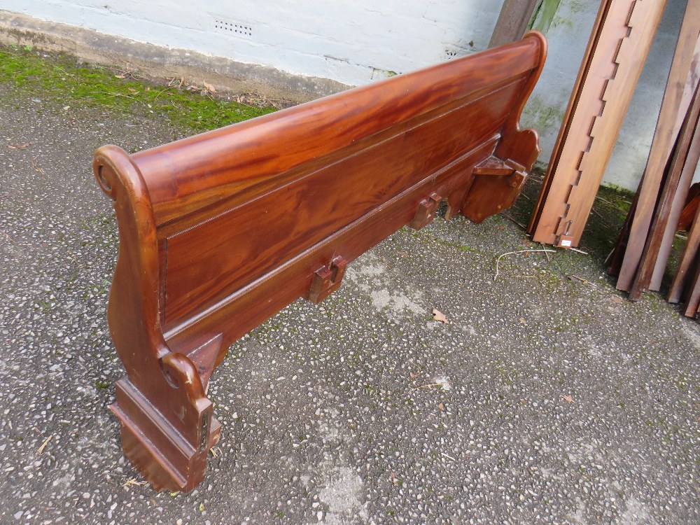 A MODERN MAHOGANY SLEIGH BED W-160 CM - Image 4 of 6