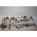 A COLLECTION OF TEASPOONS AND OTHER CUTLERY, TO INCLUDE A HALLMARKED SILVER TEA SPOON