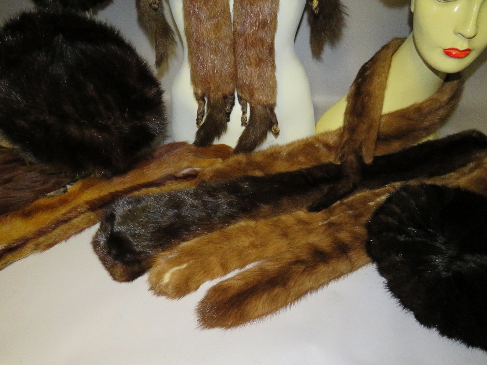 A COLLECTION OF VINTAGE MINK FUR ACCESSORIES COMPRISING HATS, STOLES AND COLLARS ETC (13) - Image 4 of 6