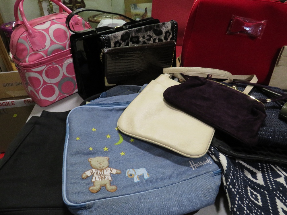 A QUANTITY OF VINTAGE AND MODERN LADIES BAGS. VARIOUS STYLES AND PERIODS TO INC EXAMPLES BY JULIEN - Image 3 of 8