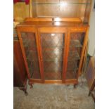 A VINTAGE OAK GLAZED CHINA CABINET H-132 W-95 CM