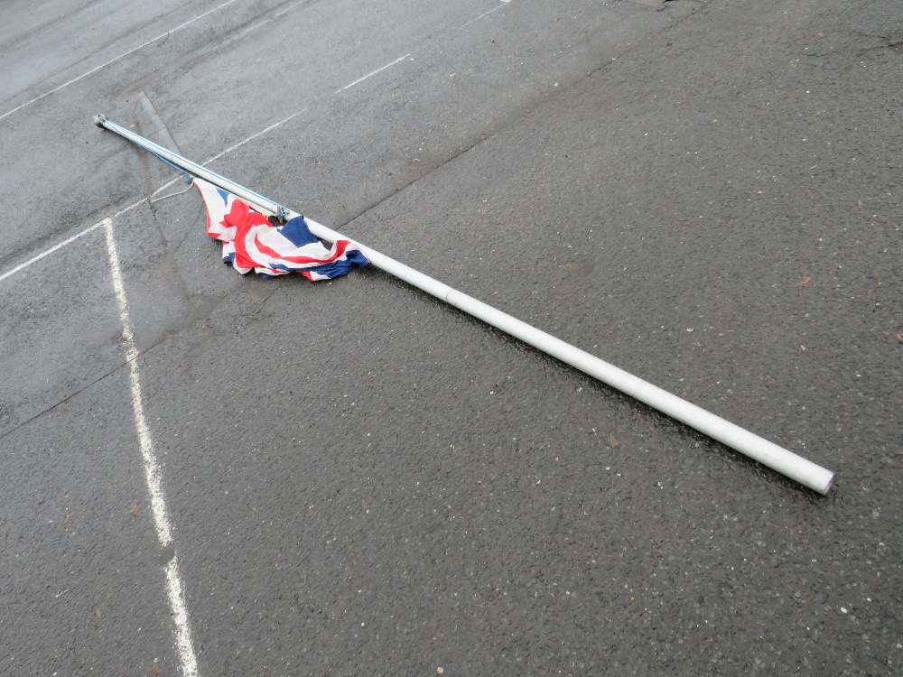 A 16FT ALUMINIUM FLAG POLE WITH A STITCHED, COTTON UNION JACK FLAG - Image 9 of 12