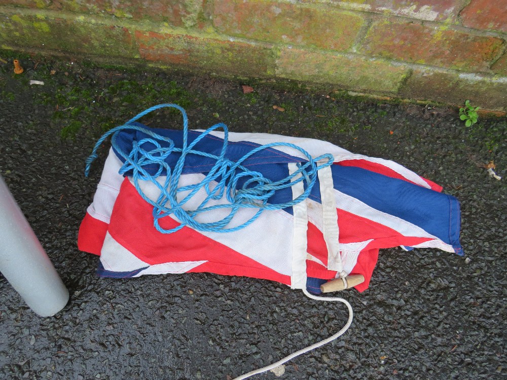 A 16FT ALUMINIUM FLAG POLE WITH A STITCHED, COTTON UNION JACK FLAG - Image 6 of 12