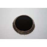 A LARGE SILVER AND BLACK ONYX BROOCH, DIA 6 CM