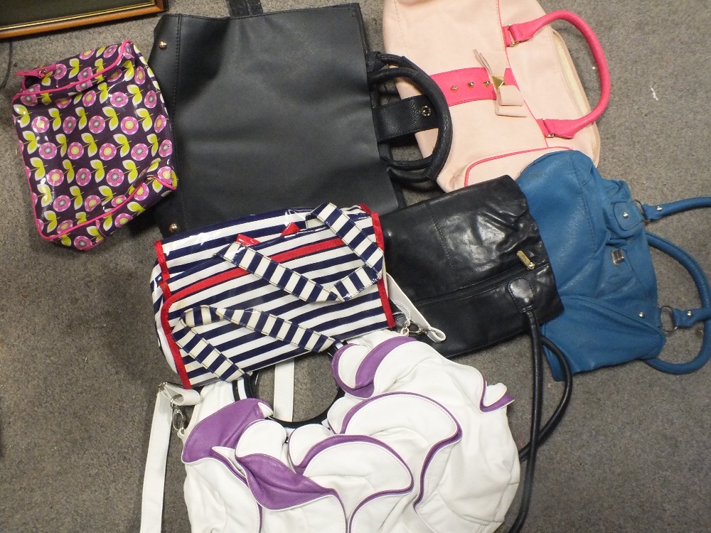 A LARGE BOX OF LADIES HANDBAGS ETC. - Image 3 of 4