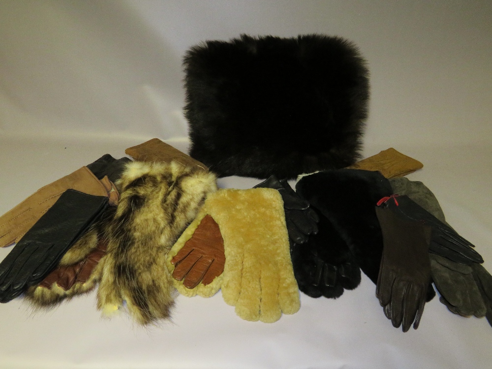 A QUANTITY OF VINTAGE GLOVES TO INC THREE PAIRS OF 1930s LADIES DRIVING GLOVES TOGETHER WITH A - Image 5 of 5