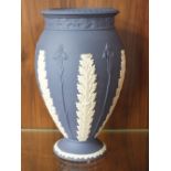 A WEDGWOOD JASPERWARE NAVY BLUE VASE, HEIGHT 19 CM