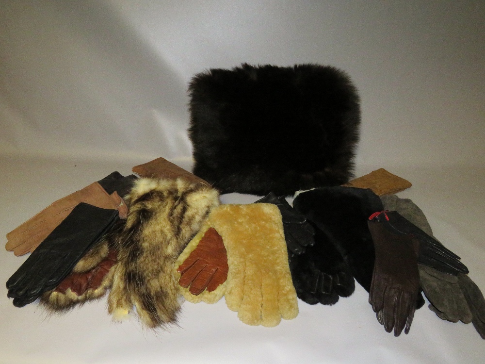 A QUANTITY OF VINTAGE GLOVES TO INC THREE PAIRS OF 1930s LADIES DRIVING GLOVES TOGETHER WITH A