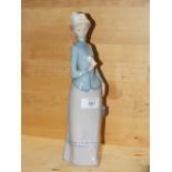 A LLADRO FIGURE OF A LADY HOLDING A FLOWER, NO MODEL NUMBER