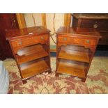 A PAIR OF REPRODUCTION MAHOGANY BEDSIDE CABINETS H-72 W-47 CM (2)