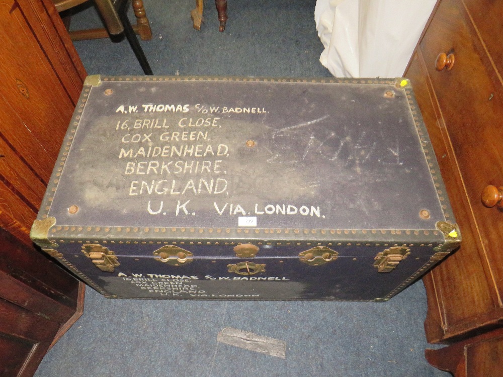 A VINTAGE PACKING TRUNK - BANDED H-50 W-92 CM - Image 2 of 4