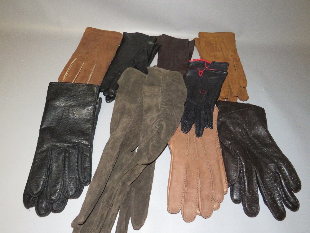 A QUANTITY OF VINTAGE GLOVES TO INC THREE PAIRS OF 1930s LADIES DRIVING GLOVES TOGETHER WITH A - Image 3 of 5