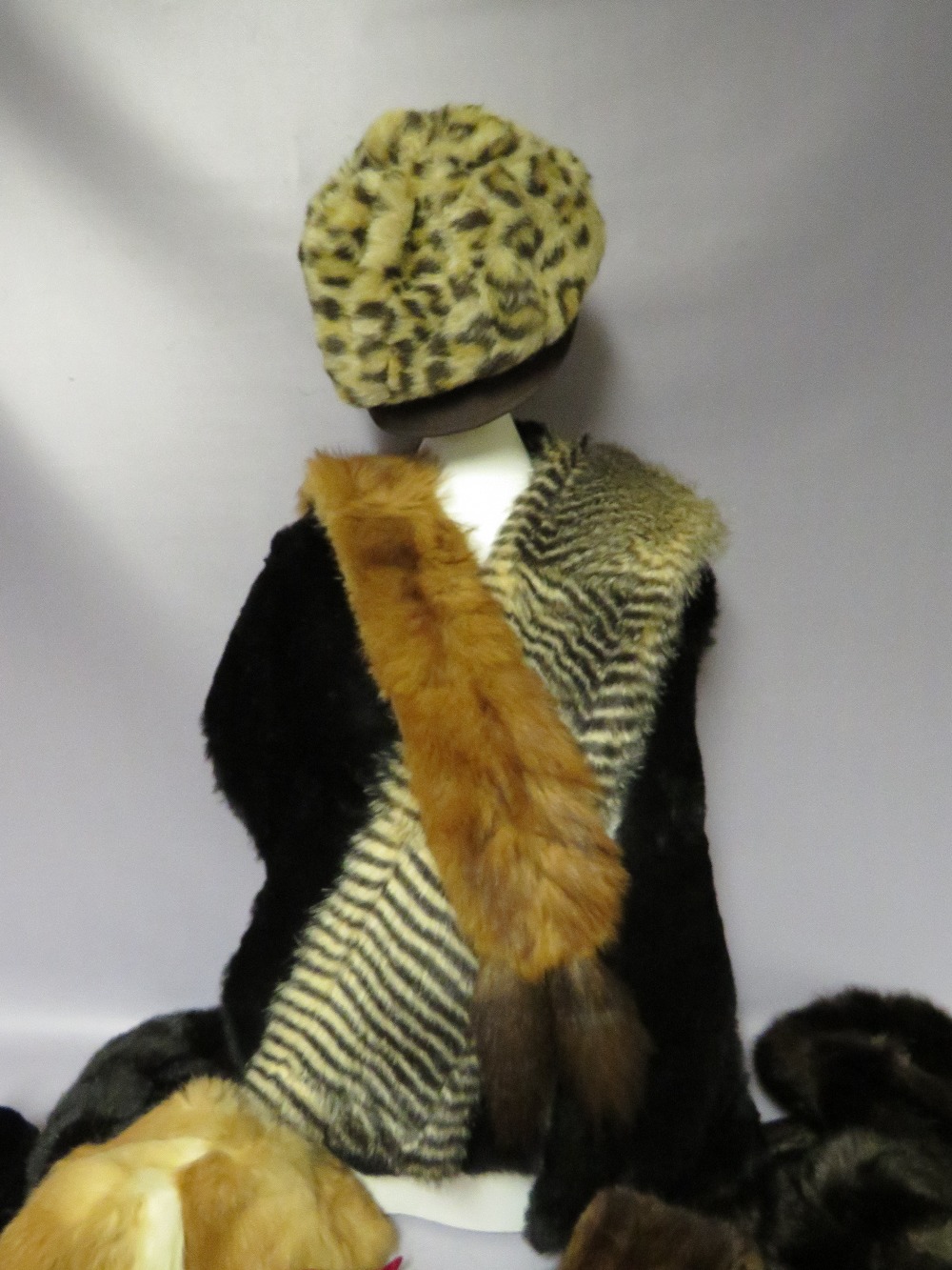 A COLLECTION OF VINTAGE FUR AND FAUX FUR HATS, COLLARS AND STOLES ETC (14)