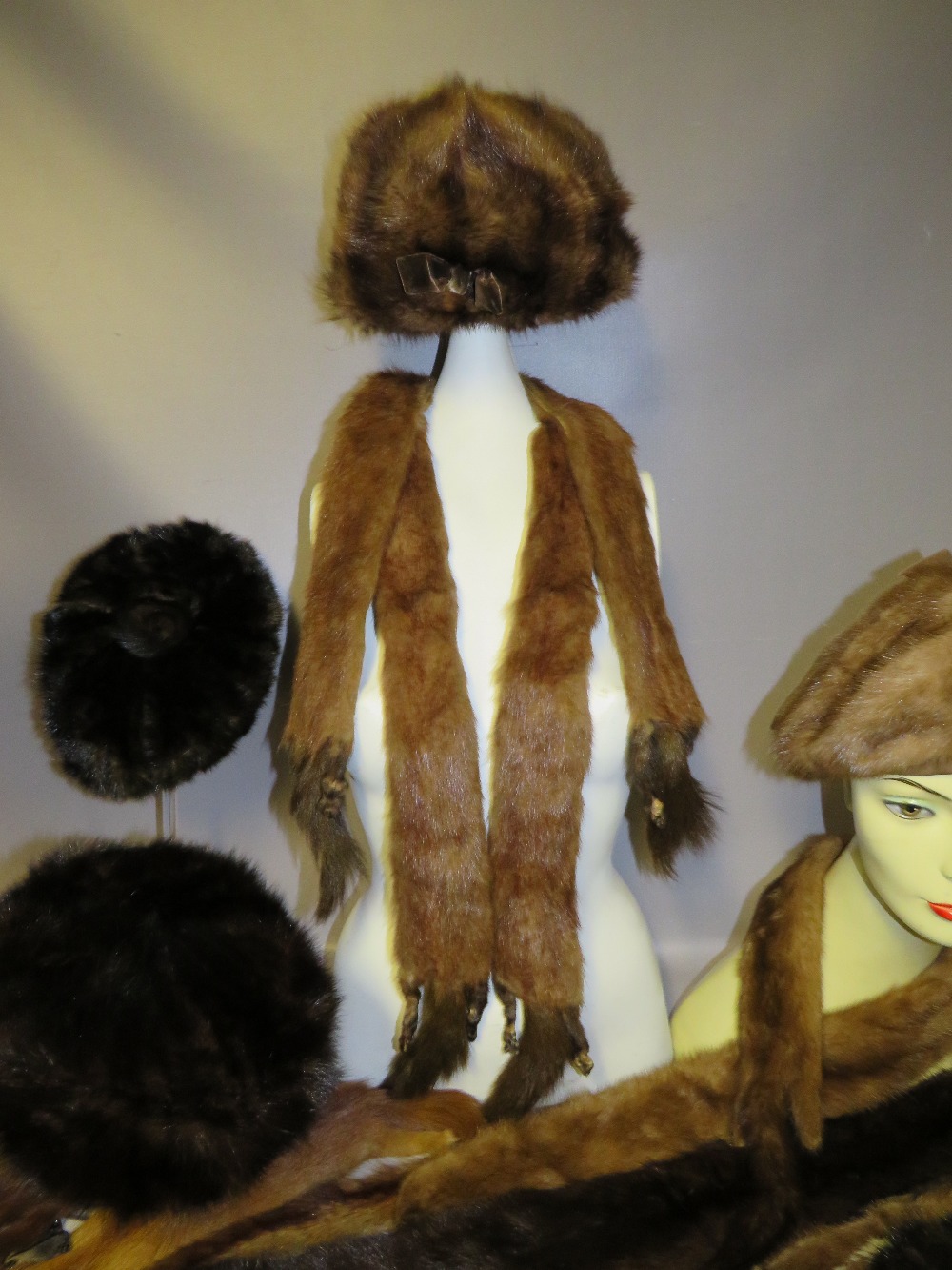 A COLLECTION OF VINTAGE MINK FUR ACCESSORIES COMPRISING HATS, STOLES AND COLLARS ETC (13)