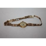 A LADIES 9 CT GOLD WRISTWATCH ON 9CT GOLD STRAP