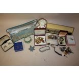 A BOX OF COSTUME JEWELLERY TO INCLUDE EARRINGS, BROOCH ETC.