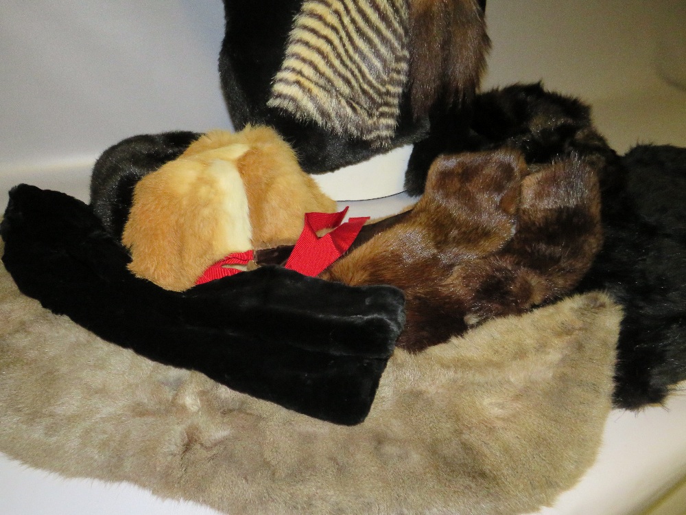 A COLLECTION OF VINTAGE FUR AND FAUX FUR HATS, COLLARS AND STOLES ETC (14) - Image 4 of 5