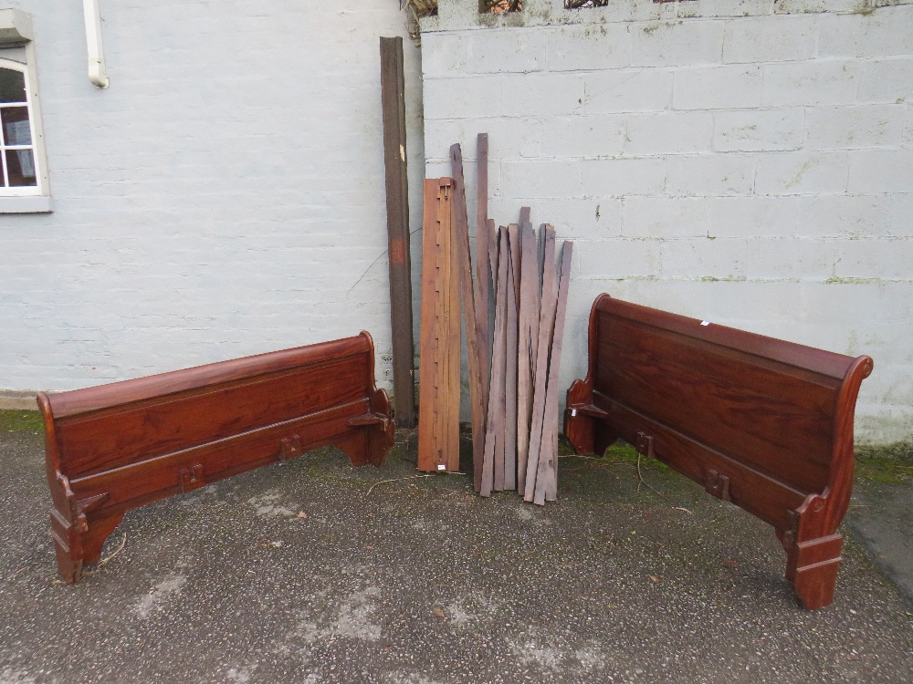 A MODERN MAHOGANY SLEIGH BED W-160 CM