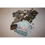 A BOX OF VINTAGE AND MODERN COINS AND BANK NOTES TO INCLUDE £1 AND £2, £5 AND £10 NOTES ETC.
