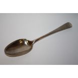 AN 18TH CENTURY HALLMARKED SILVER SERVING SPOON (HALLMARK RUBBED)