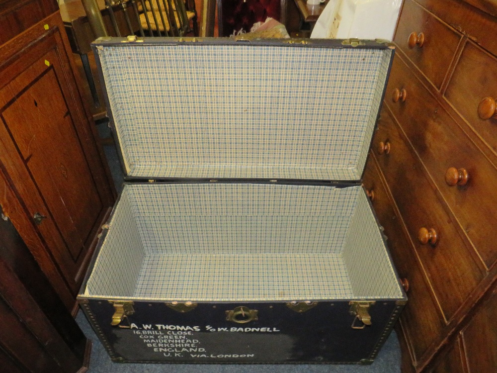 A VINTAGE PACKING TRUNK - BANDED H-50 W-92 CM - Image 3 of 4