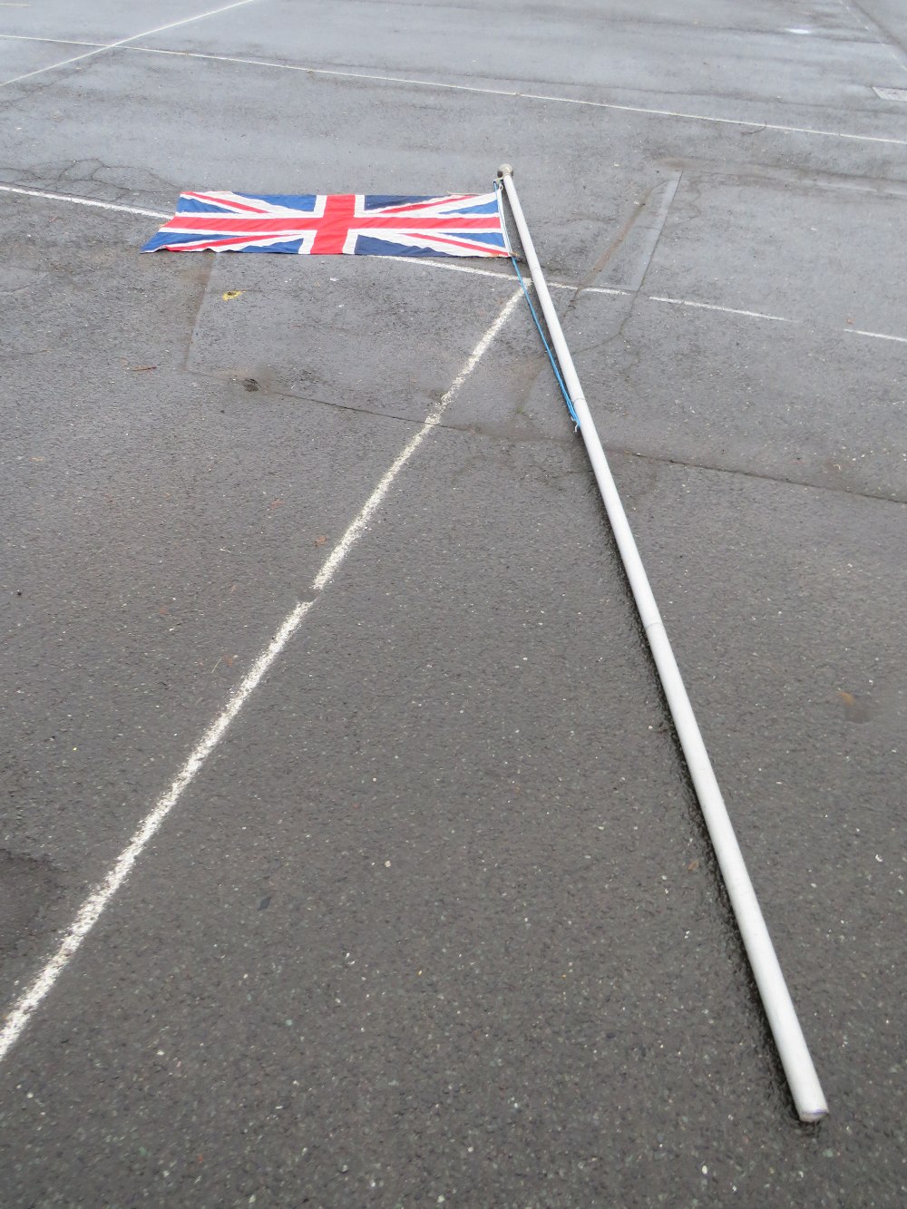 A 16FT ALUMINIUM FLAG POLE WITH A STITCHED, COTTON UNION JACK FLAG - Image 11 of 12