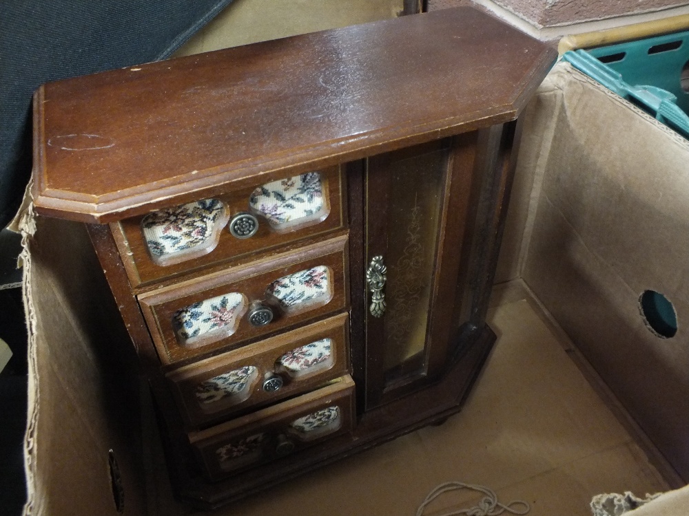 TWO TRAYS OF COLLECTABLES TO INCLUDE CERAMIC MOUSTACHE SIGNS, SEIKO WALL CLOCK ETC. - Image 6 of 6