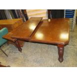 AN EDWARDIAN MAHOGANY WIND-OUT DINING TABLE WITH TWO EXTRA LEAVES W-144 CM ( W-230 CM- EXTENDED )