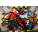 A TRAY OF RETRO STYLE COSTUME JEWELLERY