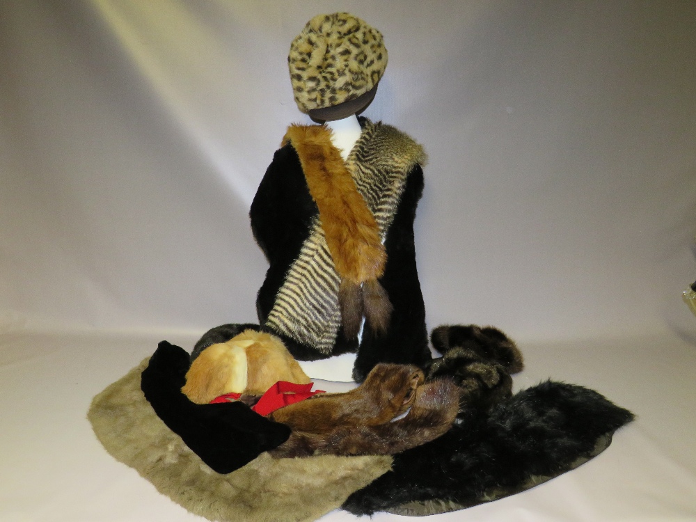 A COLLECTION OF VINTAGE FUR AND FAUX FUR HATS, COLLARS AND STOLES ETC (14) - Image 2 of 5