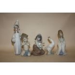 A COLLECTION OF FIVE LLADRO FIGURES TO INCLUDE A GIRL WITH A SHEEP, GOOSE FIGURE ETC.