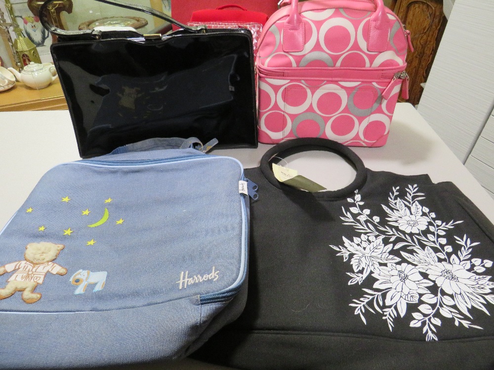 A QUANTITY OF VINTAGE AND MODERN LADIES BAGS. VARIOUS STYLES AND PERIODS TO INC EXAMPLES BY JULIEN - Image 4 of 8