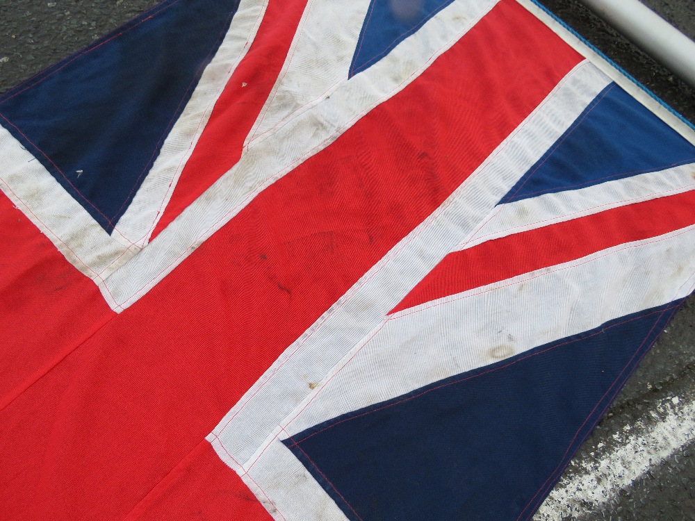 A 16FT ALUMINIUM FLAG POLE WITH A STITCHED, COTTON UNION JACK FLAG - Image 4 of 12