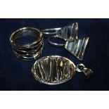 A MODERN SILVER / 925 RING, EARRINGS AND PENDANT SET - APPROX 13.6G