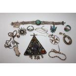 A BAG OF SILVER AND WHITE METAL JEWELLERY TO INCLUDE SILVER RINGS, EASTERN STYLE POLISHED STONE