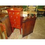 A MODERN JEWELLERY CHEST ON STAND H-100 W-42.5 CM AND A MODERN CORNER CUPBOARD (2)