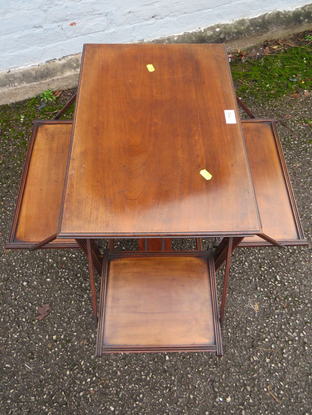 AN ARTS AND CRAFTS STYLE MAHOGANY TABLE WITH FOLD OUT SHELVES H-73 CM - Image 3 of 4