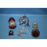 A COLLECTION OF GLASS PAPERWEIGHTS