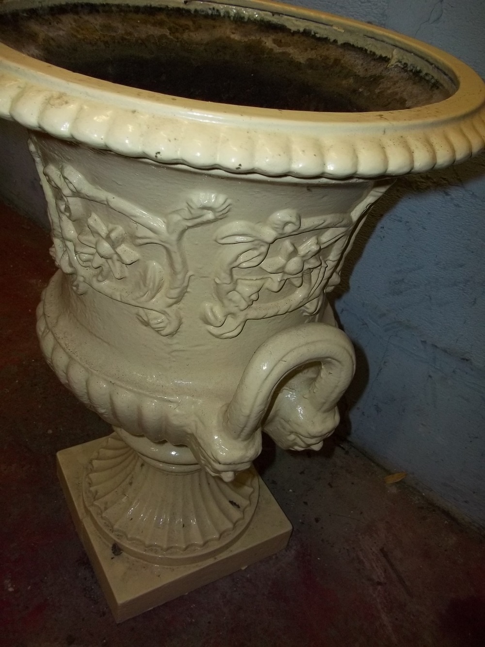 AN ANTIQUE CAST IRON GARDEN URN / PLANTER - Image 2 of 4