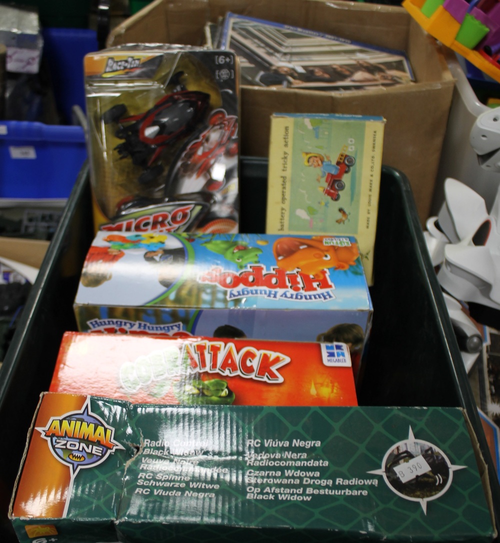 A SELECTION OF ELEVEN CHILDREN'S GAMES, SOME VINTAGE, TO INCLUDE A REMOTE CONTROL FLYING DRAGON, - Image 4 of 6