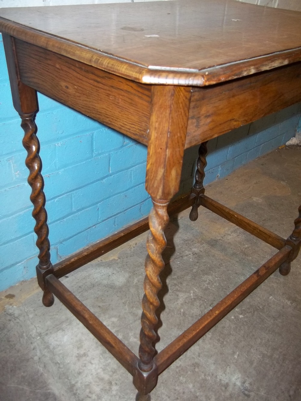 AN ANTIQUE BARLEY TWIST HALL TABLE IN OAK - Image 2 of 2