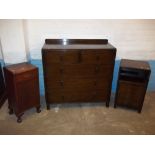 A MID 1900S CHEST OF FIVE DRAWERS, TWO OVER THREE AND TWO OAK BEDSIDE CABINETS