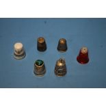 SIX THIMBLES INCLUDING HALLMARKED SILVER, CAITHNESS GLASS, SPODE ETC.